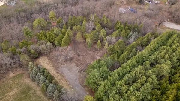 N62W28522 Rybeck Rd, Merton, WI 53029