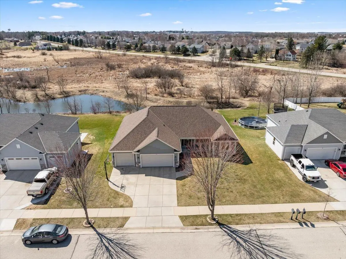 65 Rushmore Ln, Hartford, WI 53027 - #1