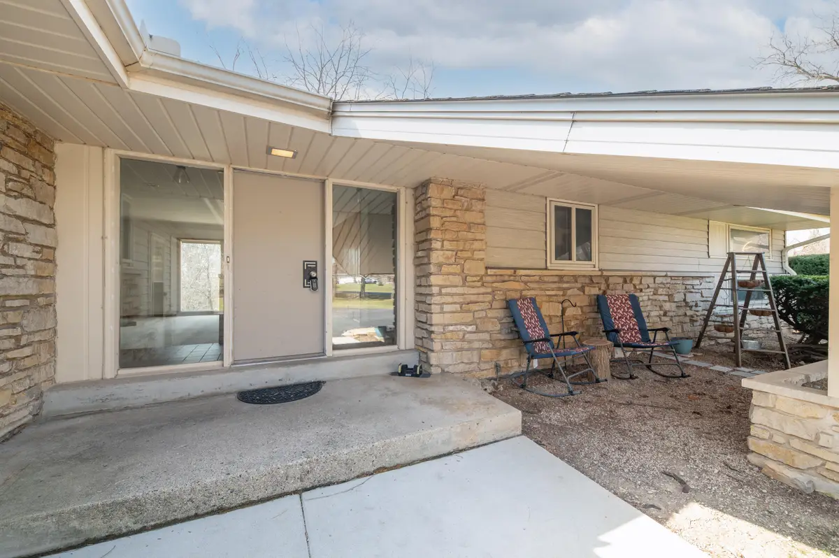 N60W15671 Hawthorne Dr, Menomonee Falls, WI 53051 - #1