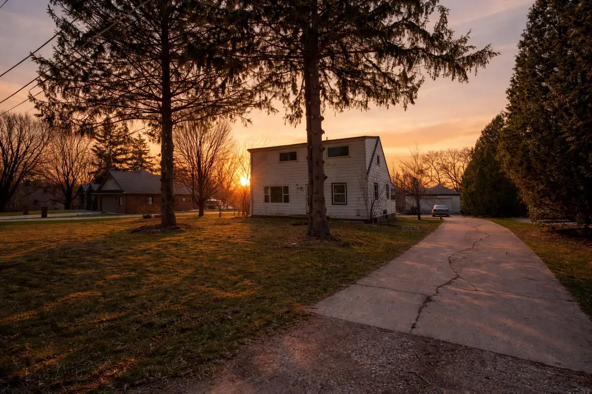 5439 S Egofske Rd, New Berlin, WI 53146 - #1