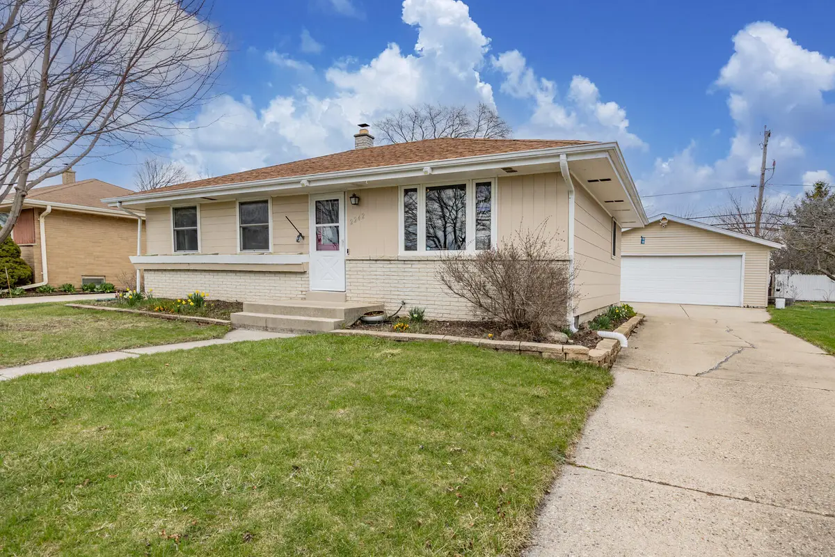 2242 W Carrington Ave, Oak Creek, WI 53154 - #1