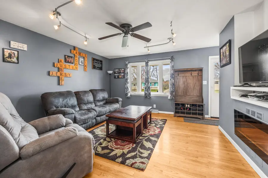 2242 W Carrington Ave, Oak Creek, WI 53154 - #3