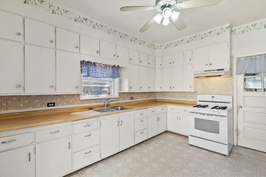 546 Sumner St, Genoa City, WI 53128 - #3