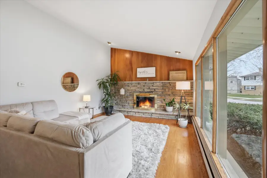 9837 W Sarasota Pl, Milwaukee, WI 53222 - #2