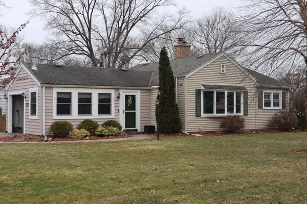 4155 N 110th St, Wauwatosa, WI 53222