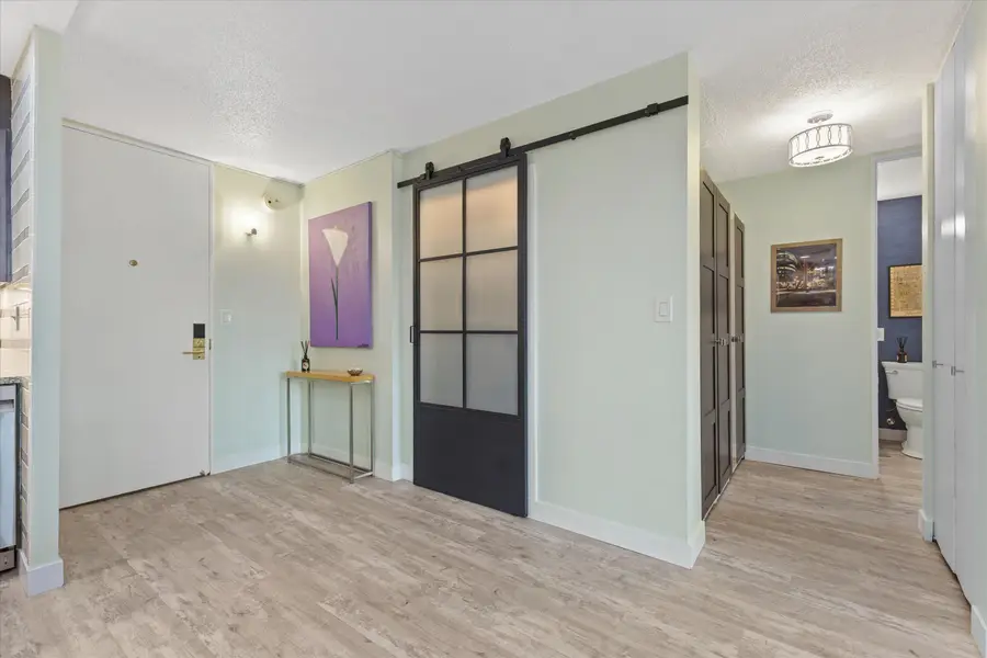 929 N Astor St, Milwaukee, WI 53202 - #2