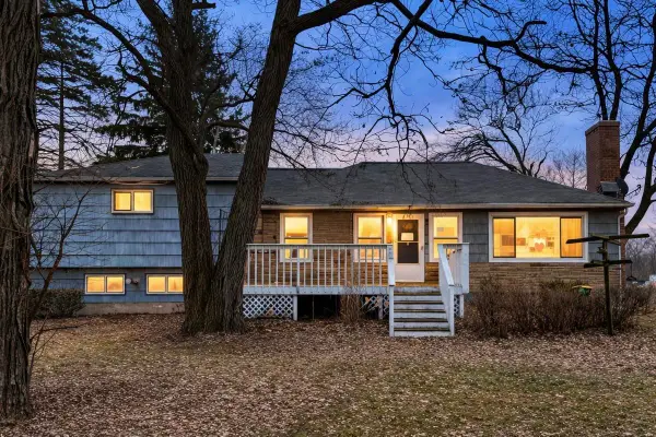 W220N8554 Town Line Rd, Menomonee Falls, WI 53051