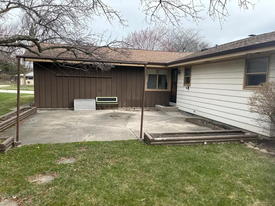 231 E Sunset Dr, Oak Creek, WI 53154 - #3