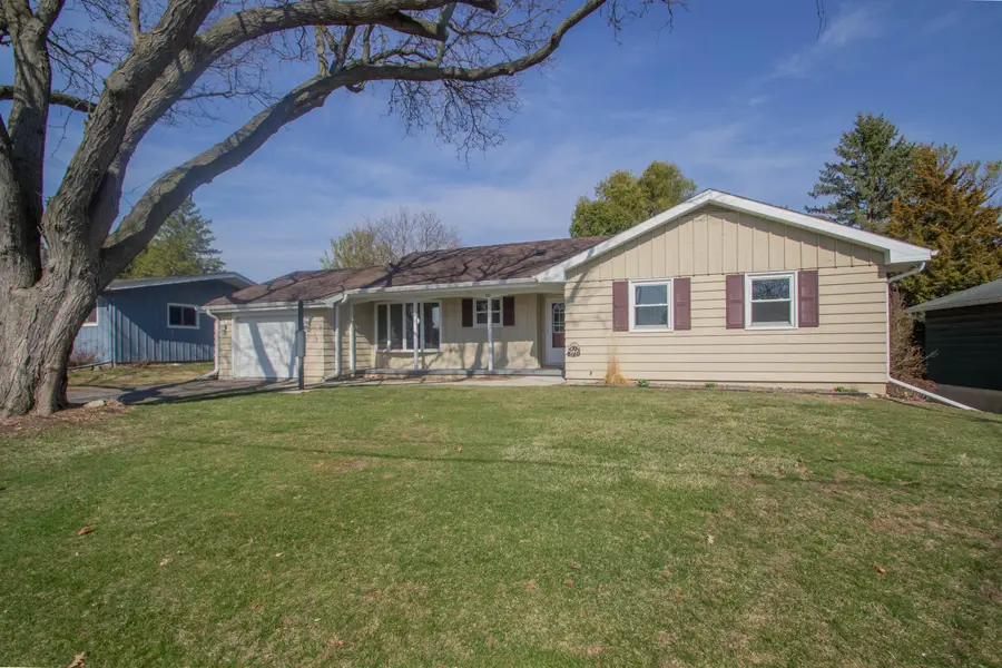 201 Oak Hill Ct, Watertown, WI 53094 - #2