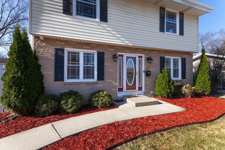 8741 W Dallas St, Milwaukee, WI 53224 - #2