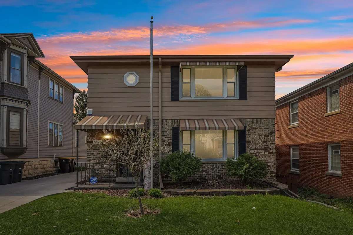 1231 Glenview Ave, Wauwatosa, WI 53213 - #1