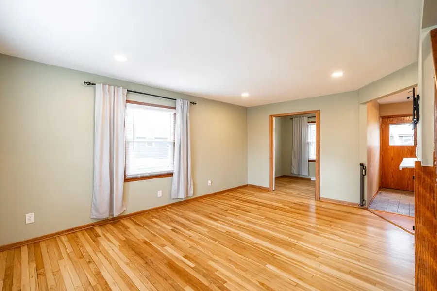 132 W Juniper Dr, Grafton, WI 53024 - #2