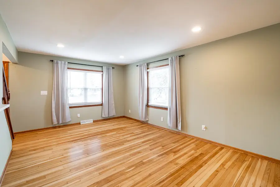 132 W Juniper Dr, Grafton, WI 53024 - #3