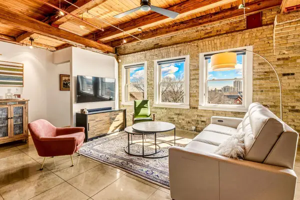 904 E Pearson St, Milwaukee, WI 53202