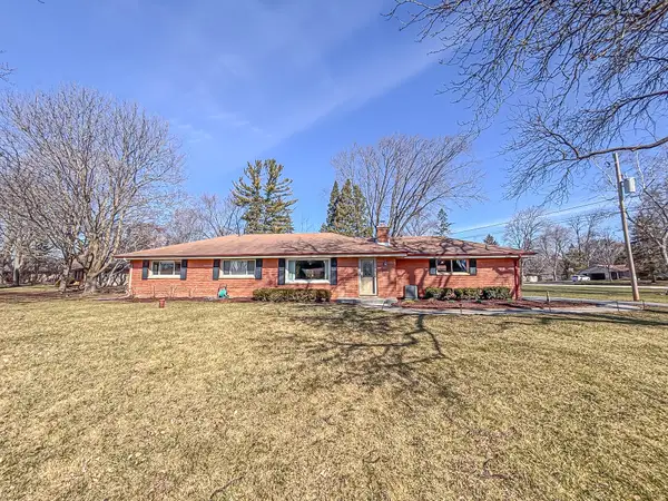 W158N5725 Elmway Dr, Menomonee Falls, WI 53051
