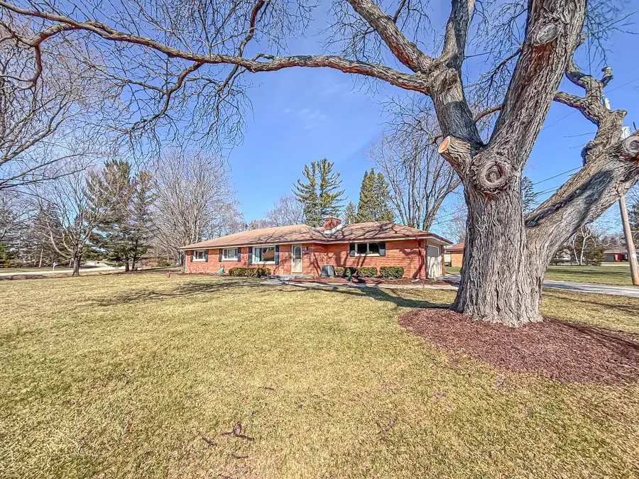 W158N5725 Elmway Dr, Menomonee Falls, WI 53051 - #2