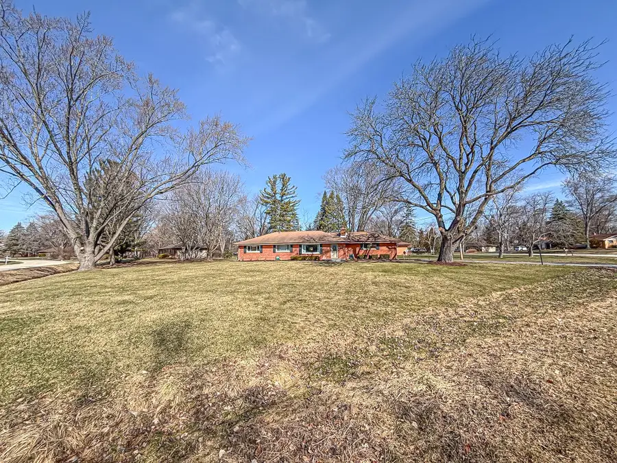 W158N5725 Elmway Dr, Menomonee Falls, WI 53051 - #3