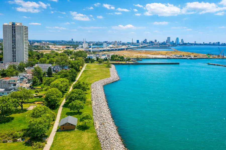 2525 S Shore Dr, Milwaukee, WI 53207 - #2