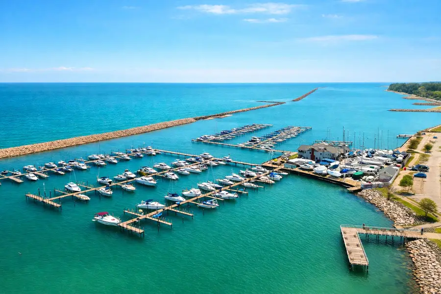 2525 S Shore Dr, Milwaukee, WI 53207 - #3