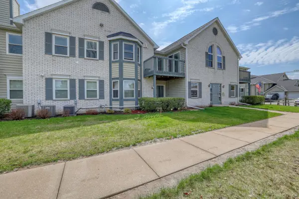 N25W24069 River Park Dr, Pewaukee, WI 53072