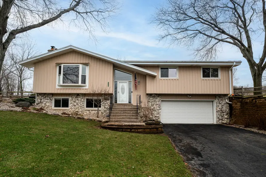 21710 W Ann Louise Ct, New Berlin, WI 53146 - #2