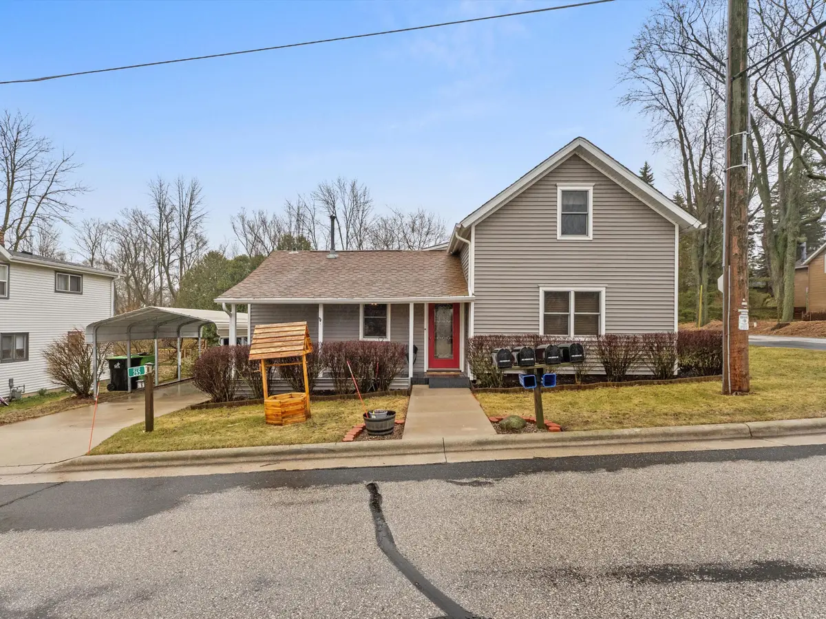 265 Lincoln Ave, Cleveland, WI 53015 - #1