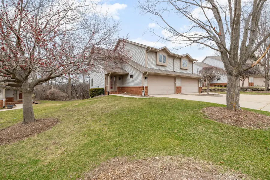 512 Frederick Ct, Oconomowoc, WI 53066 - #2