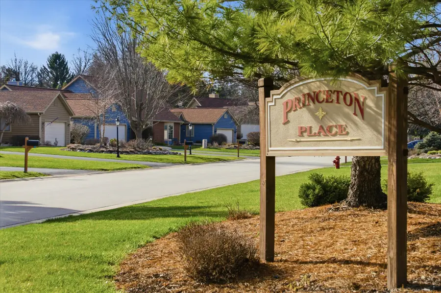 W268N1935 Shooting Star Rd, Pewaukee, WI 53072 - #2