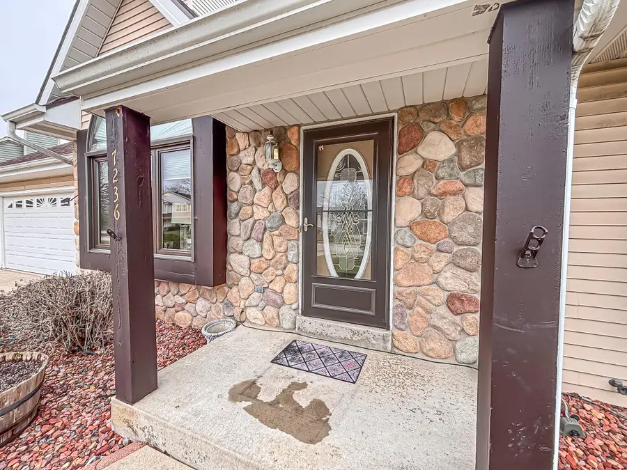 7236 S Hillendale Dr, Franklin, WI 53132 - #2