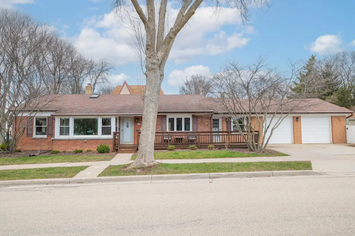 8330 W Meinecke Ave, Wauwatosa, WI 53213 - #1
