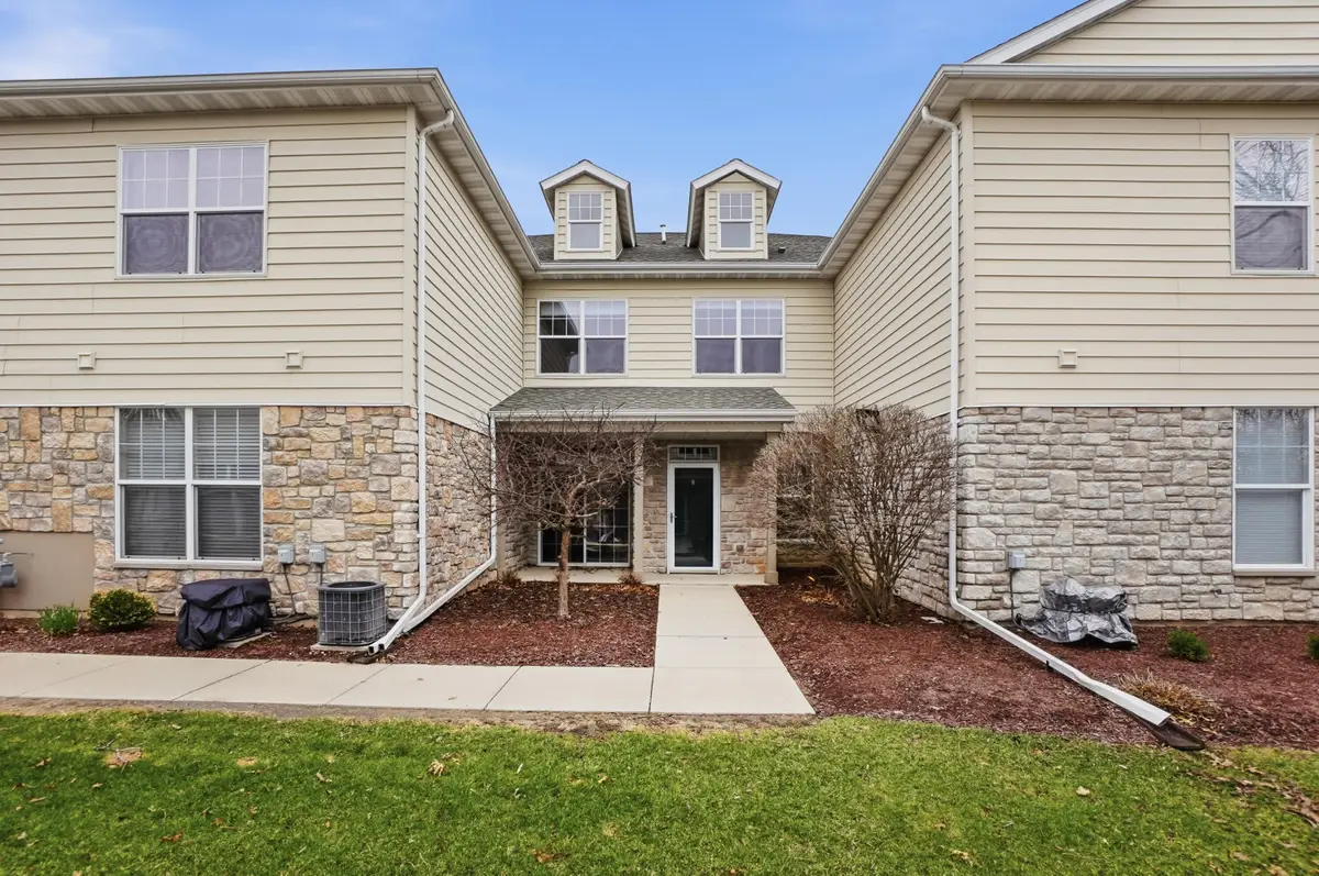 N16W26521 Meadowgrass Cir, Pewaukee, WI 53072 - #1