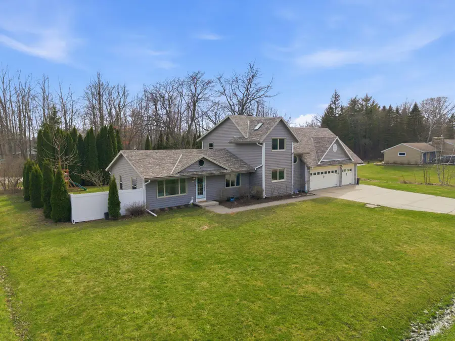 1633 W Eleanor Pl, Mequon, WI 53092 - #2