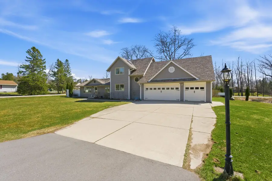 1633 W Eleanor Pl, Mequon, WI 53092 - #3