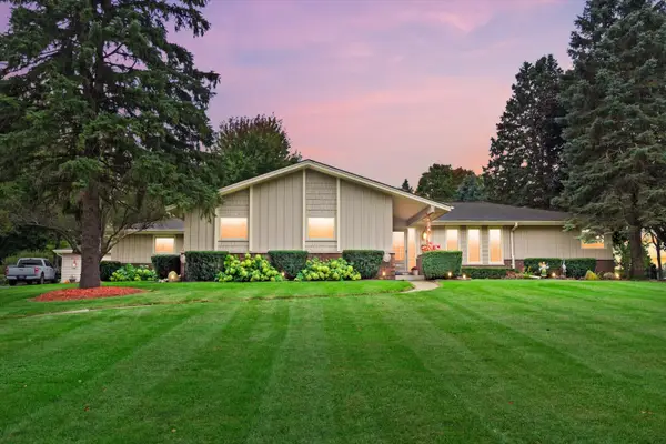 N8W27287 Woodridge Ln, Pewaukee, WI 53188