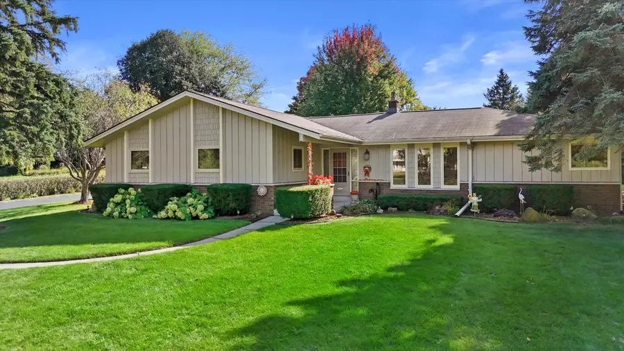 N8W27287 Woodridge Ln, Pewaukee, WI 53188 - #2