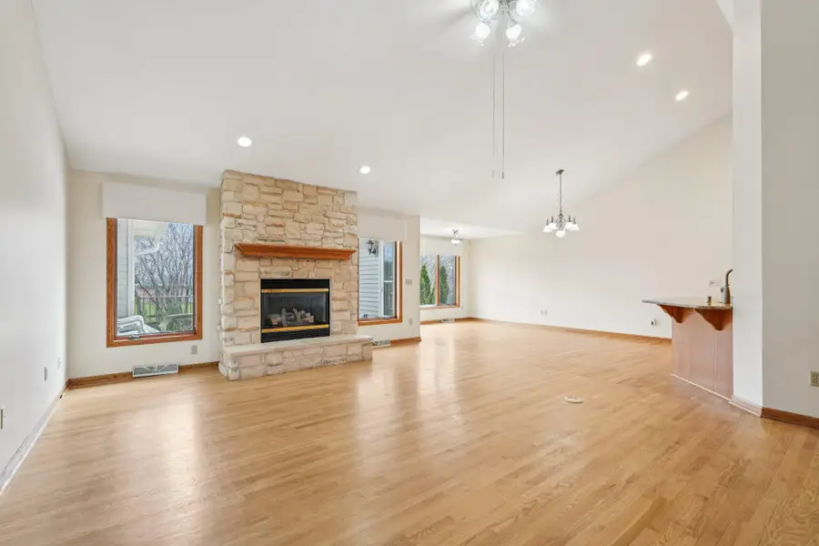 16605 W Sumerland Ct, New Berlin, WI 53151 - #3