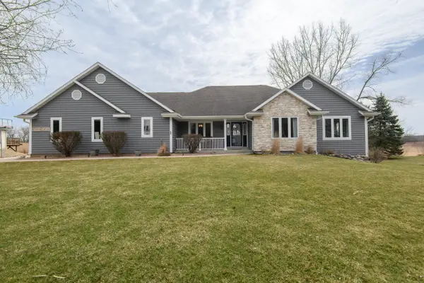 W231N7020 Homestead Ct, Sussex, WI 53089