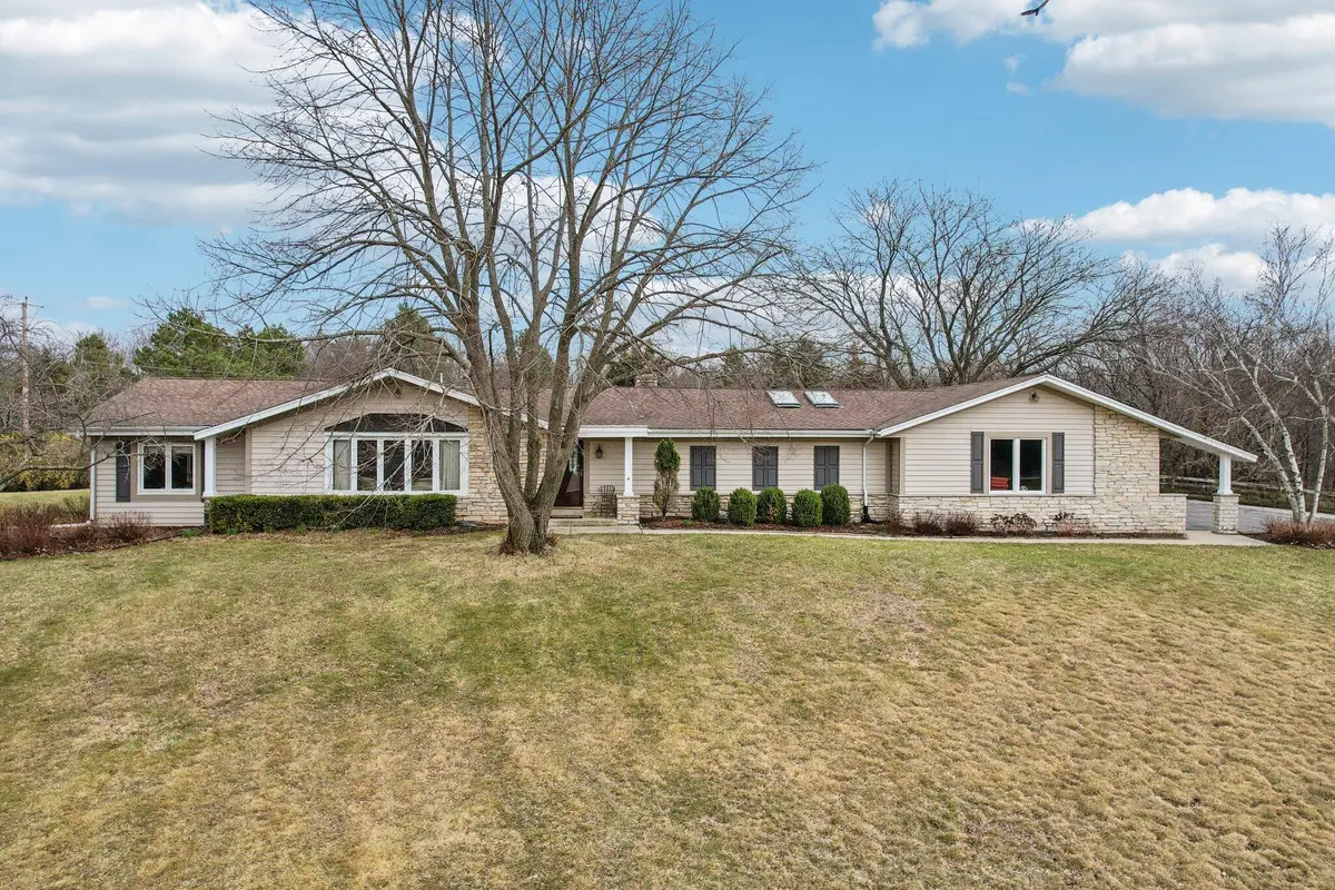 W338S4370 Drumlin Dr, Genesee, WI 53118 - #1