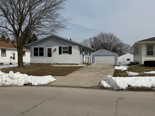 1133 S 36th St, Manitowoc, WI 54220