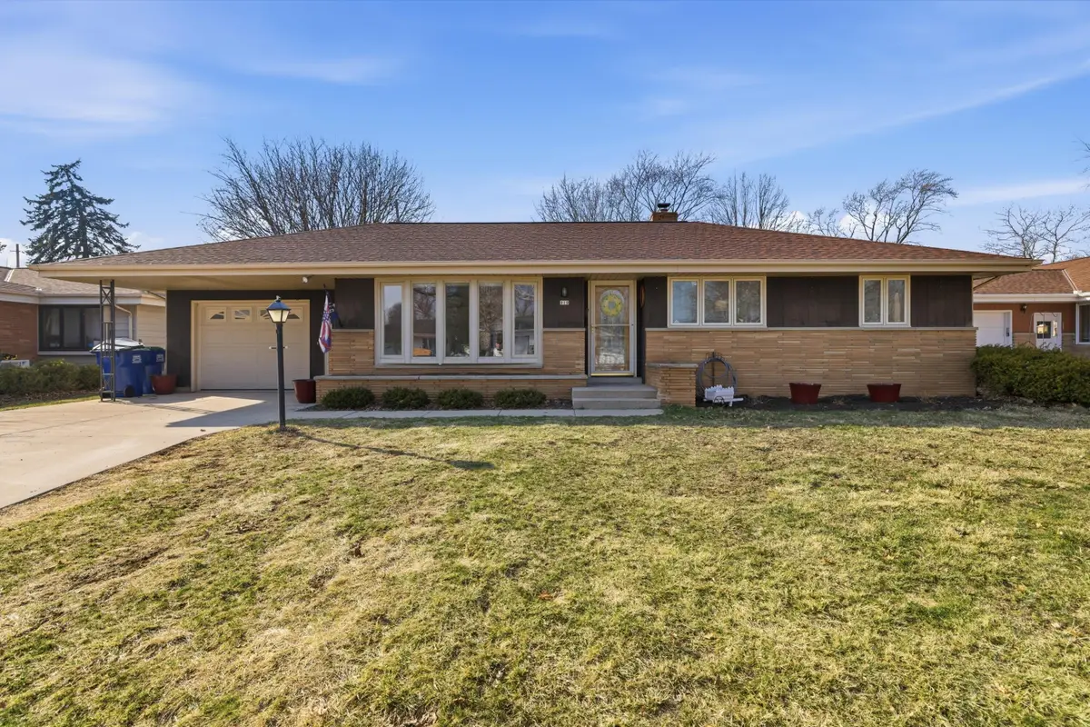 919 N Stanford St, Port Washington, WI 53074 - #1