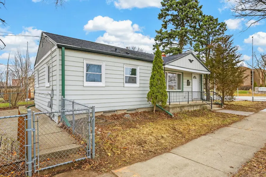 8901 W Lisbon Ave, Milwaukee, WI 53222 - #2