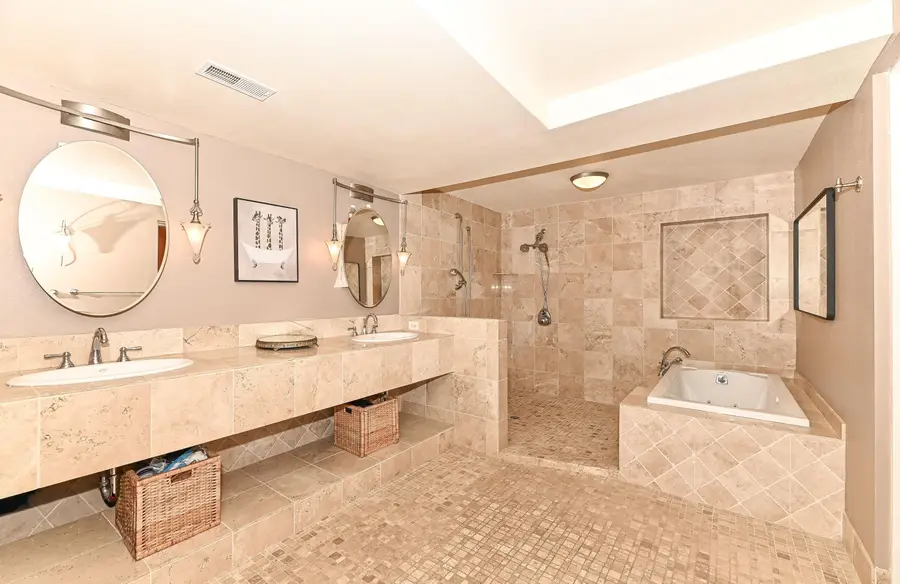 1904 N Farwell Ave, Milwaukee, WI 53202 - #2