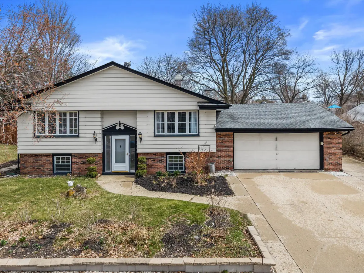 605 Juniper Ct, West Bend, WI 53095 - #1