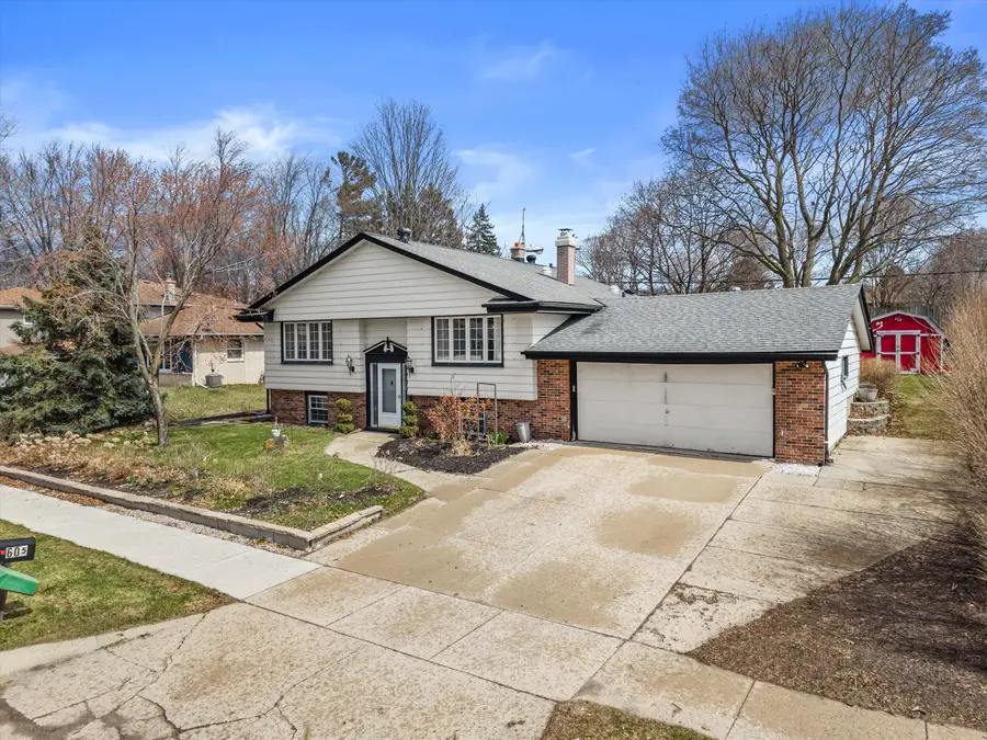 605 Juniper Ct, West Bend, WI 53095 - #3