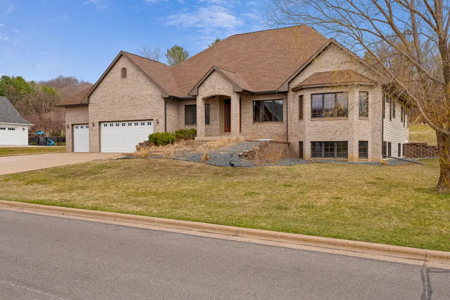 3315 Augusta Ln, Onalaska, WI 54650 - #3