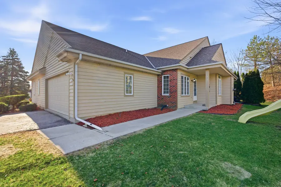 N48W16217 Lone Oak Ln, Menomonee Falls, WI 53051 - #2