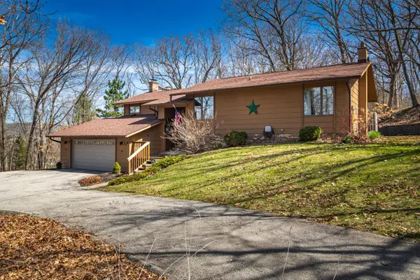 5752 Fox Chase Dr, Hokah, MN 55941