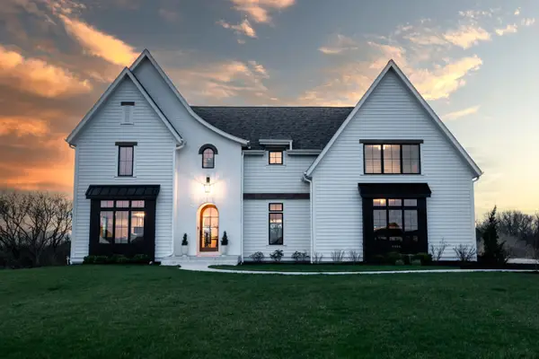 4066 Hawthorn Farm Ct, Delafield, WI 53018