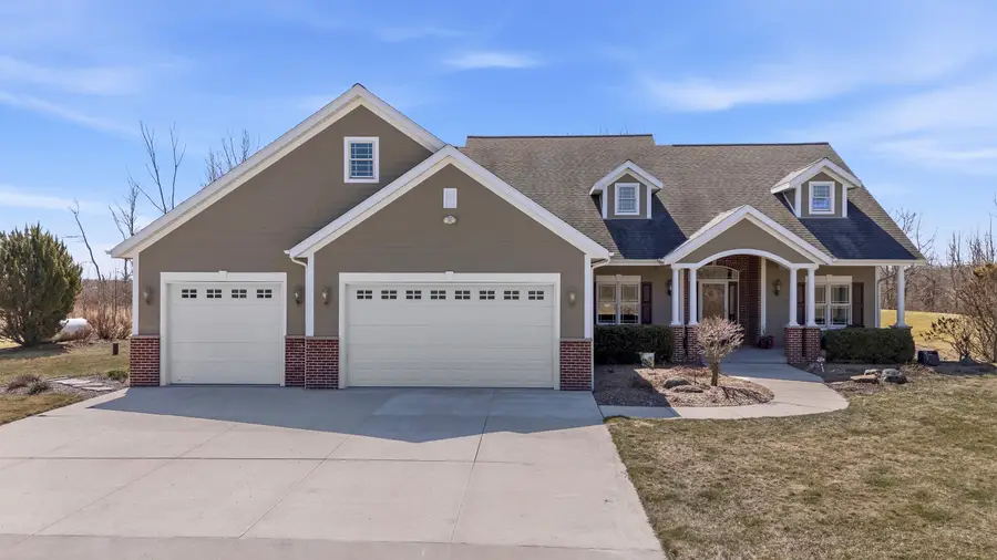631 E Cedar Ave, Cedar Grove, WI 53013 - #2