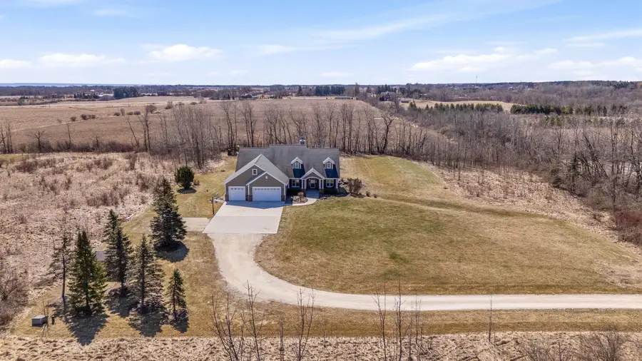 631 E Cedar Ave, Cedar Grove, WI 53013 - #3